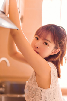 他含着她的胸乳